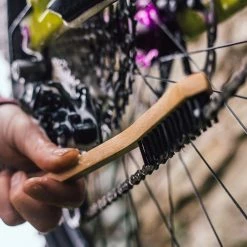 Peaty's Aandrijflijn Borstel -Unior Winkel Drivetrain Brush In Use 1 scaled